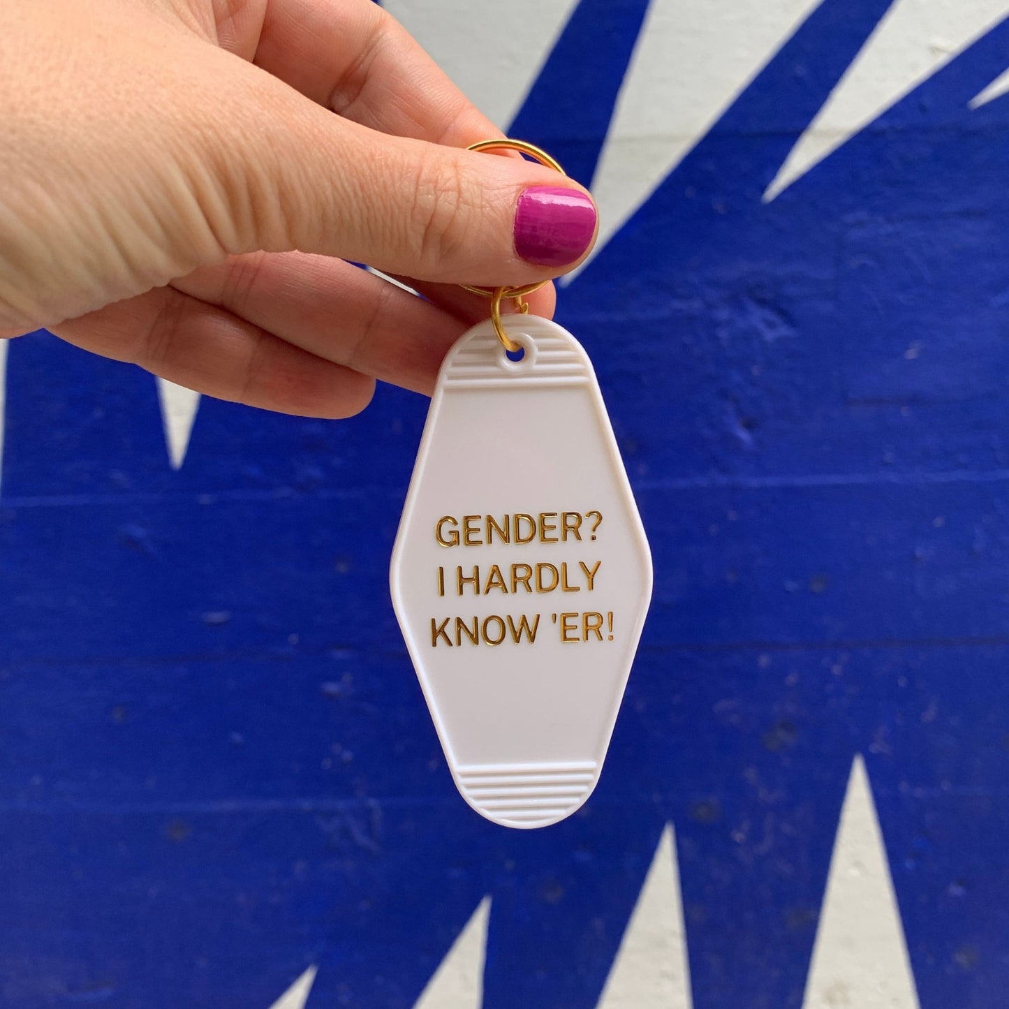 Gender? I Hardly Know 'Er Motel Style Keychain in White and Gold | Nonbinary Themed Funny Key Tag